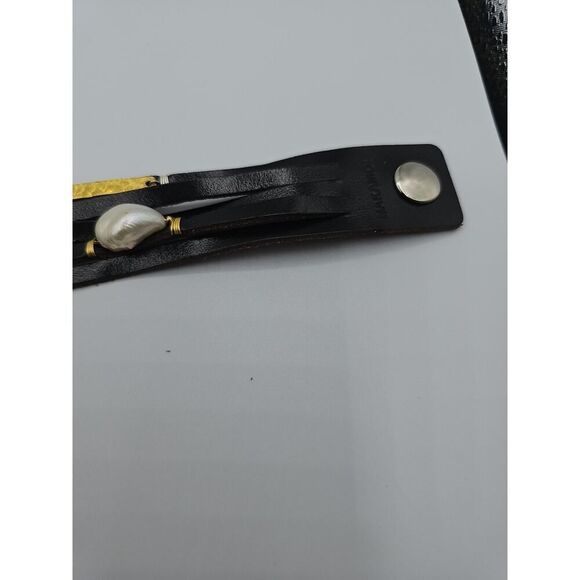 NAKAHOL leather strands adorned with freshwater pearls and gold-toned ACCENTS - Picture 6 of 16